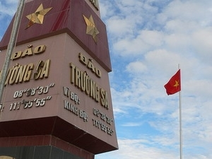 Trao tặng huyện đảo Trường Sa 3 000 lá cờ Tổ quốc